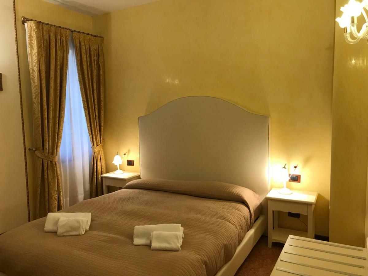 Classic Three Minutes From St Marc'S Square Appartamento Venezia Esterno foto