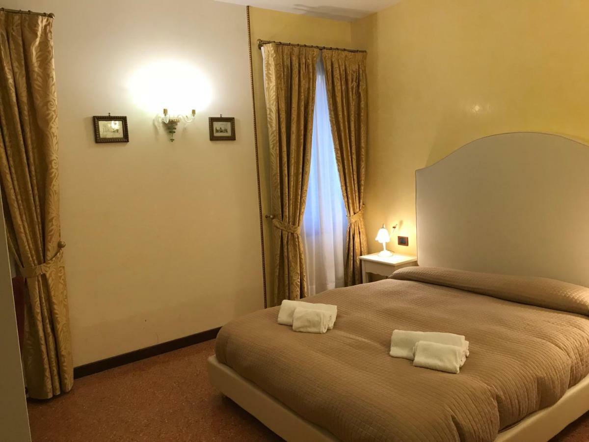 Classic Three Minutes From St Marc'S Square Appartamento Venezia Esterno foto