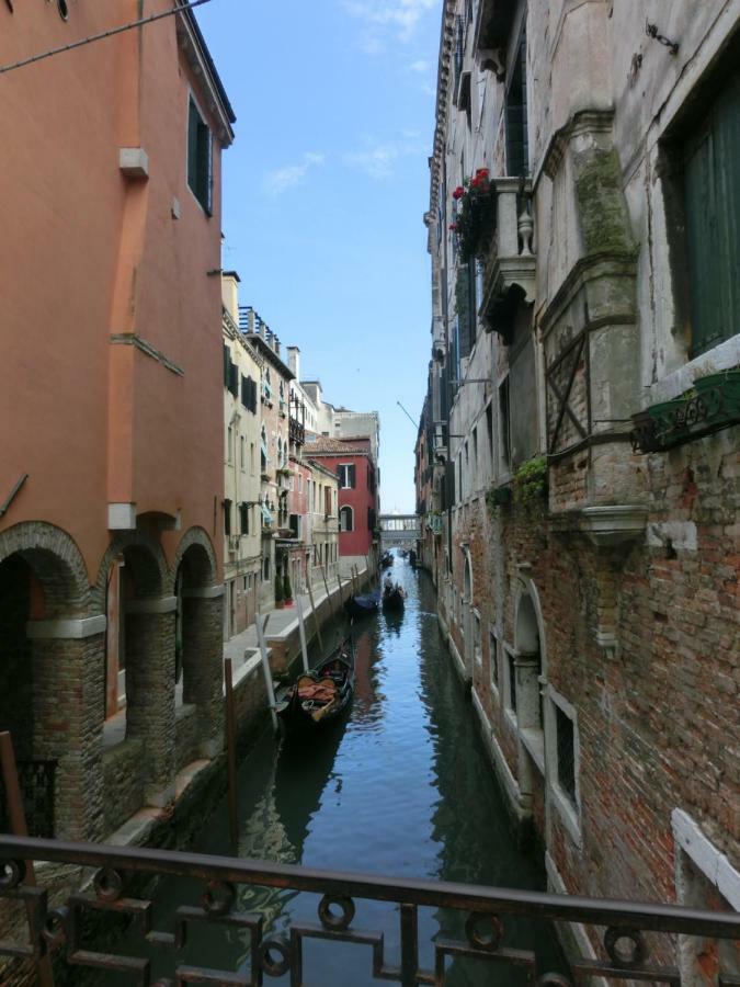 Classic Three Minutes From St Marc'S Square Appartamento Venezia Esterno foto